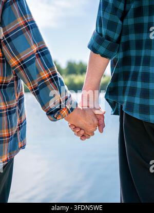 Seniorenpaar hält sich an den Händen. Nahaufnahme. Selektive Schärfe. Stockfoto