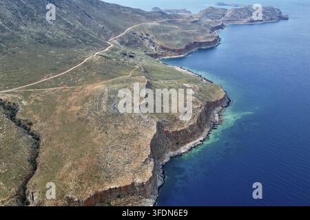 Abgelegene Schotterstraße zur Balos-Bucht in Kreta, umgeben von atemberaubenden Klippen und kristallklarem Meer. Stockfoto