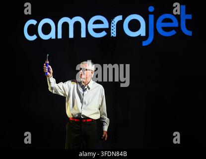 NUR FÜR REDAKTIONELLE NUTZUNG Sir James Dyson, Gründer von Dyson, betritt die Bühne in Paris, um die neue Dyson CameraJet-Zahnbürste vorzustellen, die eine von Gap Optical Targeting angetriebene Kamera verwendet, um Lücken zwischen den Zähnen und Präzisions-Fluorid zu erkennen, während Sie putzen. Bilddatum: Dienstag, 1. September 2026. Stockfoto