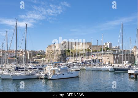Ansicht der historischen Befestigungen von Fort Saint-Nicolas an der Südseite des Hafeneingangs zum Alten Hafen, dominiert von Mauern und grünen Flächen Stockfoto