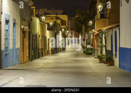 Nachtansicht der Calle Mequinez, einer der stimmungsvollsten Straßen im alten Fischer- und Hafenviertel von La Ranilla, Puerto de la Cruz, Teneriffa, Stockfoto