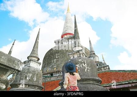Phra Borommathat Chedi (Große Edle Reliquien-Stupa), eine 55,78 m hohe Hauptstupa des Tempels Wat Phra Mahathat Woramahawihan in Nakhon Si Thammarat, Thailand Stockfoto