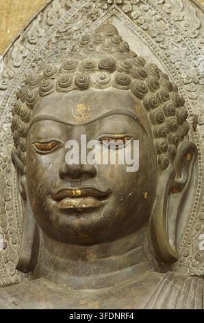 Nahaufnahme des ruhigen Gesichts einer alten grünen Stein-Buddha-Statue im Wat Na Phra Meru, Ayutthaya, Thailand Stockfoto