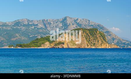 Insel Sveti Nikola von Morgen Beach, Montenegro, aus gesehen Stockfoto