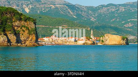 Panoramablick auf die Küste von Budva vom Strand Mogren in Montenegro Stockfoto