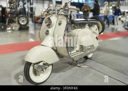Mailand, Italien - 12.11.2022: Vintage-Scooter im Ausstellungsraum ausgestellt, elegantes weißes Klassik-Motorrad mit Chromdetails und schwarzem Ledersitz, sammeln Stockfoto