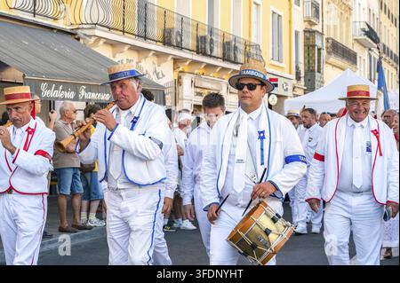Musiker der Pena Bella Ciao, zusammen mit den traditionellen Musikern der Joutes-Boote und herausragenden Joutes-Ältesten in weiß gekleidet, pa Stockfoto