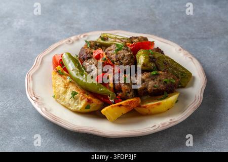 Traditionelle türkische Izmir Kofte – Ofengebackene Fleischbällchen und Kartoffeln mit Paprika Stockfoto