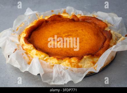 Köstlicher hausgemachter San-Sebastian-Käsekuchen – Verbrannter baskischer Käsekuchen mit Backpapier Stockfoto