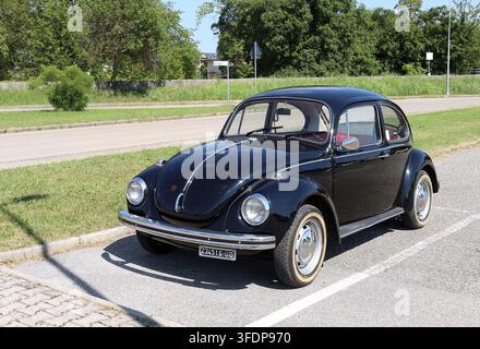 Udine, Italien. 30. Juli 2024. Vintage schwarzer Käfer, oder Typ 1, am Straßenrand geparkt. Stockfoto