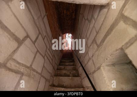 Eine schmale Treppe führt Besucher durch die historischen Mauern des Tula-Kreml-Museums, das Backsteinarchitektur zeigt und zur Erkundung Russlands einlädt Stockfoto