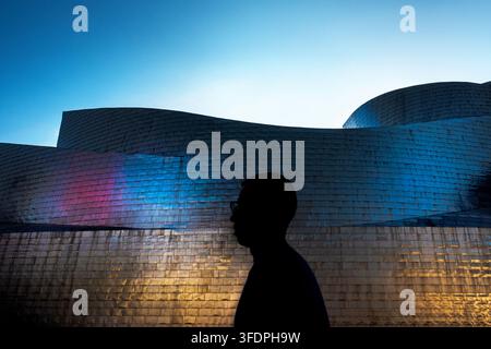 Silhouette einer Person vor der Fassade des Guggenheim-Museums Bilbao, Spanien Stockfoto