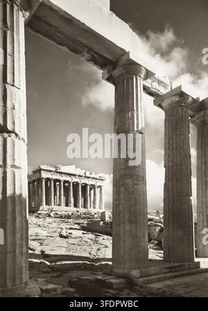 Athen Griechenland, Parthenon durch Säulen, um 1900 Stockfoto