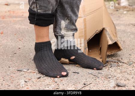 Armer Mann in abgetragenen Socken im Freien, Nahaufnahme Stockfoto