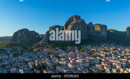 Luftpanoramablick auf die Stadt Kalabaka am Fuße der riesigen Sandsteinfelsen von Meteora in Griechenland Stockfoto