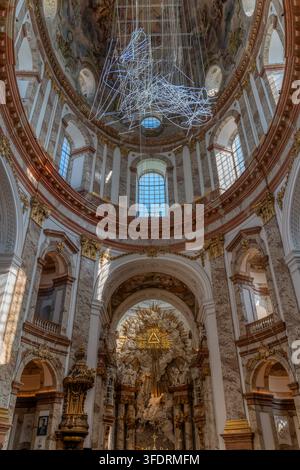 WIEN, ÖSTERREICH - 16. JULI 2024: Inneres der Karlskirche mit barockem Altar und Kuppel Stockfoto
