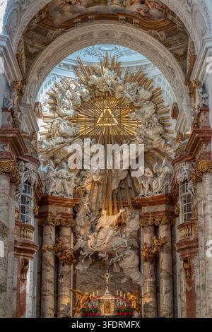 WIEN, ÖSTERREICH - 16. JULI 2024: Barocker Hochaltar der Karlskirche mit Heiligem Karl Borromäus Stockfoto
