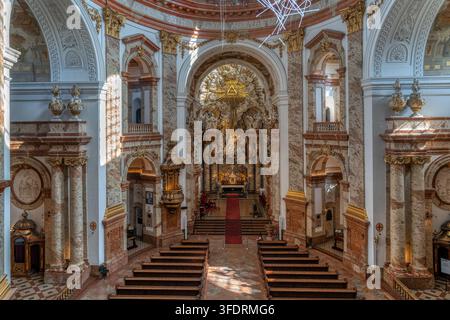 WIEN, ÖSTERREICH - 16. JULI 2024: Erhöhte Ansicht des Langhauses und des barocken Altars in der Karlskirche Stockfoto
