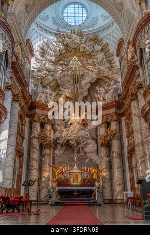 WIEN, ÖSTERREICH - 16. JULI 2024: Barocker Hochaltar und roter Teppich in der Karlskirche Stockfoto