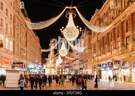 Festliche Weihnachtsbeleuchtung erhellt die Grabenstraße im historischen Stadtzentrum von Wien, Österreich, während der Weihnachtszeit. Der berühmte Fußgängerbereich Stockfoto