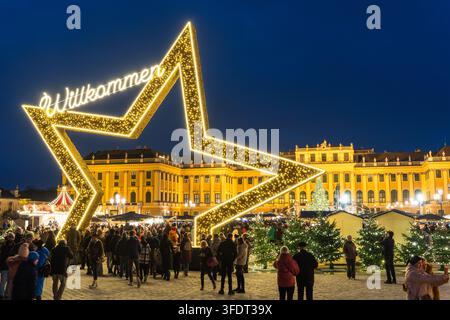 Der Weihnachtsmarkt Schloss Schönbrunn in Wien, Österreich, mit festlichen Weihnachtsmarktständen und Dekorationen in der historischen Kulisse von Schönbrunn Stockfoto