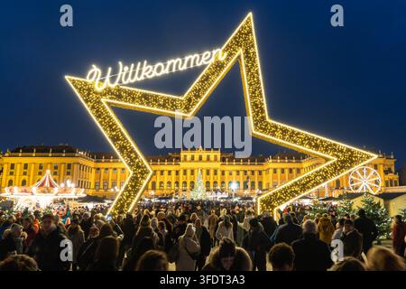 Der Weihnachtsmarkt Schloss Schönbrunn in Wien, Österreich, mit festlichen Weihnachtsmarktständen und Dekorationen in der historischen Kulisse von Schönbrunn Stockfoto