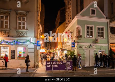 Weihnachtsmarkt am Spittelberg in Wien, Österreich, mit traditionellen Marktständen, Besuchern und festlicher Dekoration im historischen Viertel Spittelberg Stockfoto