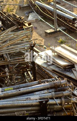 Baustellenmaterialien und Metallstützen im Nahaufnahme Stockfoto