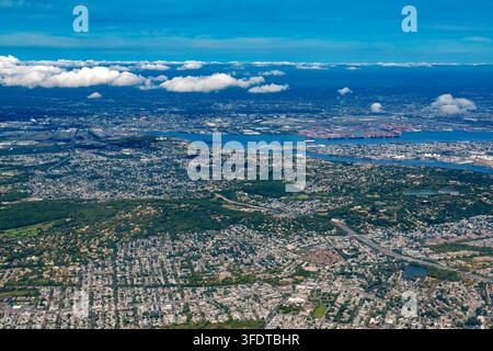 Luftbild von Staten Island mit Newark Bay und Newark im Hintergrund, das städtische Wohngebiete und Hafenanlagen zeigt Stockfoto