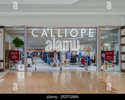 Italien - 28. August 2026: Calliope Modeboutique im Inneren eines hellen Einkaufszentrums. Der Eingang des Einzelhandelsladens verfügt über eine große Beleuchtung Stockfoto