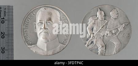 Medaillons im Zusammenhang mit dem Ersten Weltkrieg, insbesondere deutsche Medaillen und Auszeichnungen, darunter eine mit einem Büstenbild des Generals von Linsingen, eines deutschen Militäroffiziers, sowie ein weiteres Medaillon mit zwei Figuren in Militärkleidung und einem Datum, beide neben einem Lineal zur Größenangabe platziert. Stockfoto