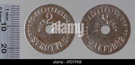 Zwei runde Metallmarken, jede mit erhabener Schrift und Zahlen, darunter „WERT 2 PFENNIG“ sowie zusätzlicher Text „KAMPF 1915“ und „SCHOTTEN“ auf einer, ausgegeben als Kriegsmünzen für Kriegsgefangene im Lager Sprottau in Schlesien, Polen, während des Ersten Weltkriegs, hergestellt von Berg & Nolte, Lüdenscheid. Stockfoto