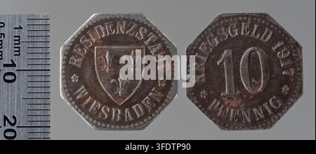 Zwei deutsche Kriegsmünzen aus Wiesbaden, 1917, darunter eine 10-Pfennig-Münze von L. Chr. Lauer, einem deutschen Künstler, während des Ersten Weltkriegs. Stockfoto