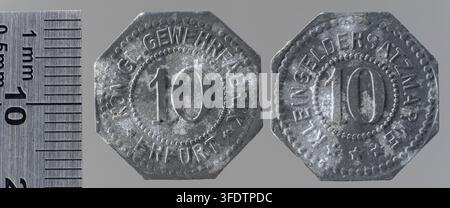 Zwei Notgeldmünzen aus der Zeit des Ersten Weltkriegs aus Erfurt, Deutschland, jede im Wert von 10 Pfennig, hergestellt von der Königlichen Gewehrfabrik in Erfurt, entworfen von L. Chr. Lauer aus Nürnberg. Stockfoto