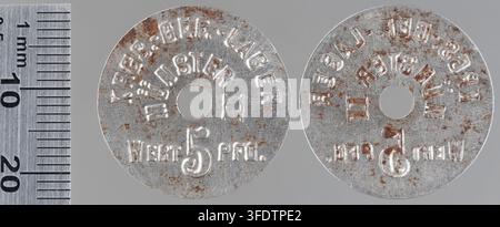 Zwei Metallmarken aus der Zeit des Ersten Weltkriegs, jede mit erhabener Schrift und Ziffern, aus Münster, Deutschland, ausgegeben als 5-Pfennig-Kriegsmünzen, hergestellt von Berg & Nolte, Lüdenscheid. Stockfoto