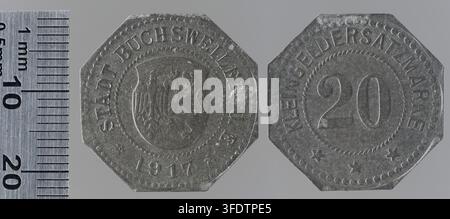 Zwei Metallmünzen aus der Zeit des Ersten Weltkriegs aus Bouxwiller, Bas-Rhin, Frankreich, eine datiert auf 1917, ausgegeben von der Stadt Buschweiler, auch bekannt als Bouxwiller, während des Krieges. Stockfoto