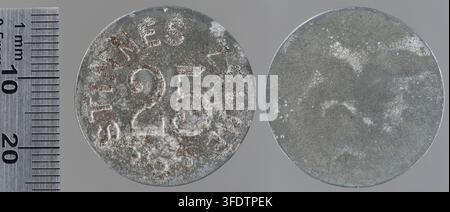 Zwei deutsche Kriegsmünzen aus der Zeit des Ersten Weltkriegs, eine 25-Pfennig-Münze aus Karnaps (Rh.) mit erhabener Schrift einschließlich „STINNES“ und „25“, sowie eine abgenutzte, undeutliche Münze, beide zeigen Anzeichen von Anlauf und Oberflächenabnutzung, ausgegeben von Stinnes Zeche, einem deutschen Unternehmen. Stockfoto