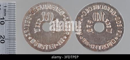 Zwei Kriegsmünzen aus der Zeit des Ersten Weltkriegs aus Münster, Deutschland, jede mit erhabener Schrift und Zahlen, im Wert von 10 Pfennig, hergestellt von Berg & Nolte, Lüdenscheid. Stockfoto