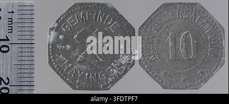 Zwei Kriegsmünzen aus der Zeit des Ersten Weltkriegs aus Hayange, Moselle, herausgegeben von der Gemeinde Hayange, eine mit gekreuzten Werkzeugen und die andere mit einer Zahl, beide mit Text am Rand. Stockfoto