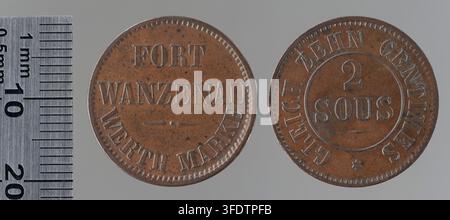 Zwei Münzen aus der Zeit des Ersten Weltkriegs von Fort Wantzenau, einem französischen Fort in La Wantzenau, Bas-Rhin, darunter eine 10-Centime-Münze mit der Inschrift „FORT WANTZENAU“ und „MERTH MERC“ sowie eine Münze mit „ZEHN CENTIMES“ und „2 SOUS“ um ein zentrales „2“, beide mit Perlkanten. Stockfoto