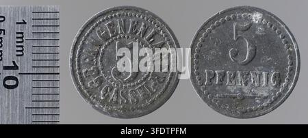 Zwei Kriegsgeldmünzen aus der Zeit des Ersten Weltkriegs aus Kassel, Deutschland, eine 5-Pfennig-Münze und eine 50-Pfennig-Münze, ausgestellt vom Kriegsgefangenenlager Cassel und neben einem Lineal zur Größenbestimmung platziert. Stockfoto