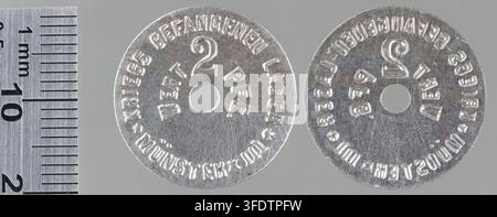 Zwei Kriegsmünzen aus der Zeit des Ersten Weltkriegs aus Münster, Deutschland, jede mit erhabener Schrift und Zahlen sowie einer zentralen Zahl, hergestellt von Berg & Nolte, Lüdenscheid, mit einem Wert von 2 Pfennig. Stockfoto