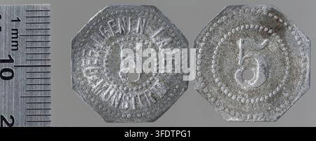 Zwei Kriegsmünzen aus der Zeit des Ersten Weltkriegs aus Münster, Deutschland, jede mit einem Nennwert von 5 Pfennig, nebeneinander ausgestellt, mit Gebrauchsspuren, ausgegeben von Gefangenenlager Münster, einem Kriegsgefangenenlager in Münster, Deutschland. Stockfoto