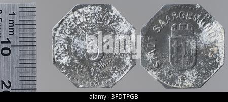 Zwei Kriegsmünzen aus der Zeit des Ersten Weltkriegs aus Sarreguemines, jede im Wert von 5 Pfennig, mit erhabener Schrift und zentralen Designs, hergestellt von L. Chr. Lauer aus Nürnberg, Deutschland. Stockfoto