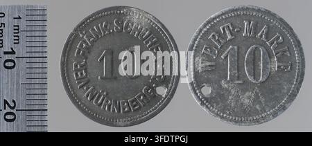Zwei Notgeldmünzen aus der Zeit des Ersten Weltkriegs aus Nürnberg, Deutschland, jeweils mit einem Wert von 10 Pfennig, hergestellt von Ver. Fränk. Schuhfabrik Nürnberg, einer Schuhfabrik, als Notwährung. Stockfoto