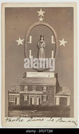 Eine Fotografie von Alfred Nicolas Billard, einem französischen Fotografen des 19. Jahrhunderts, die eine vertikale Komposition mit einem zentralen ovalen Rahmen zeigt, der eine stehende Figur in langen Gewändern enthält, umgeben von Kerzen und Sternen, und darunter ein zweistöckiges Gebäude, aus seiner Serie "Oeuvre d'Alfred Billard, Photos-cartes de visite", die auf die 1860er-1880er Jahre zurückgeht. Stockfoto