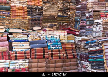 Stapel von Vintage-verwitterten Büchern bilden eine Wandtreppe in der Libreria Acqua Alta in Venedig, Italien. Literarische Textur und Papiermuster-Hintergrund Stockfoto