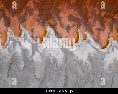 Eine Luftaufnahme zeigt die lebendigen roten Texturen des Great Salt Lake Stockfoto