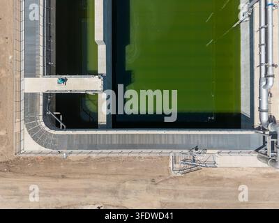 Luftbild einer industriellen Wasseraufbereitungsanlage von oben Stockfoto
