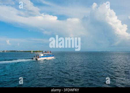 Cancun, Quintana Roo Mexiko; 01 01 2026. Diese maritime Transportfotografie fängt eine panoramische Horizontalansicht des lokalen Karibikmeeres ein. Die Stockfoto